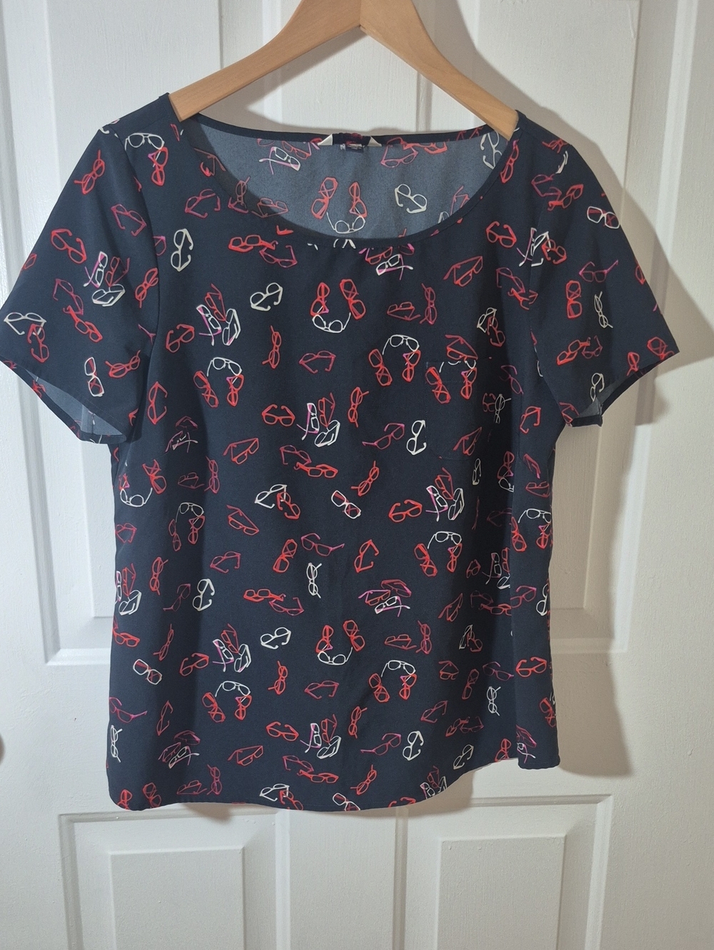 Canvas Black/blue Short-Sleeve Top with Red & White Sunglasses Print Size 10